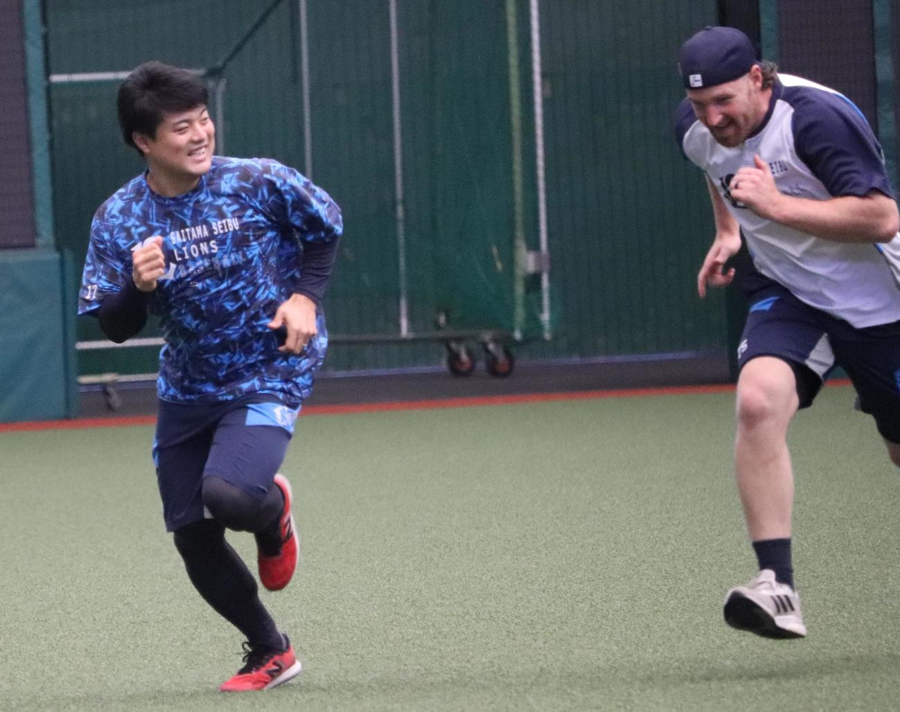 ウオーミングアップでダッシュする西武松本（左）。右はエンス（撮影・古川真弥）