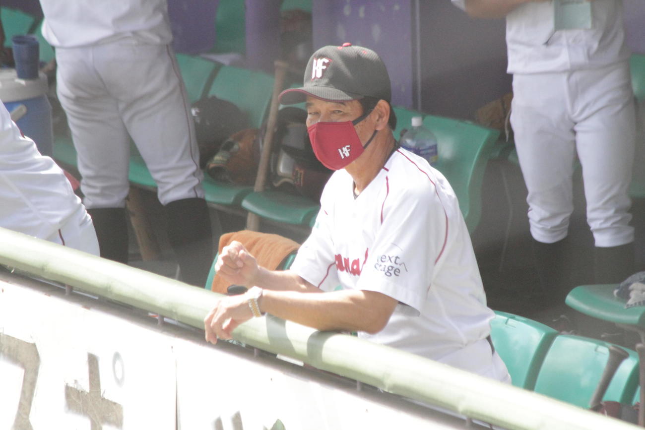 カナフレックスの福間納監督はベンチから戦況を見守った