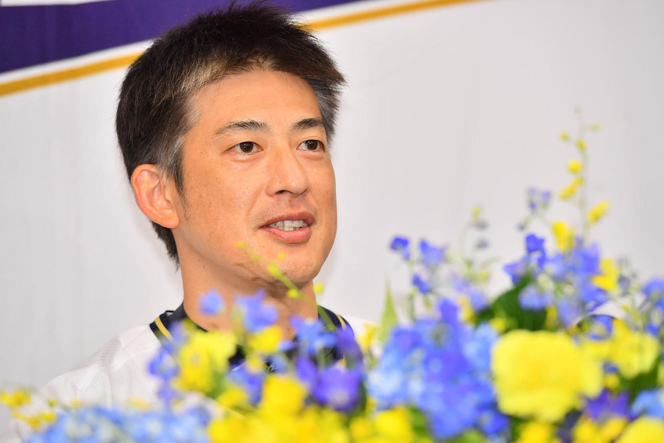 晴れ晴れとした表情で引退会見をするオリックス能見（代表撮影）