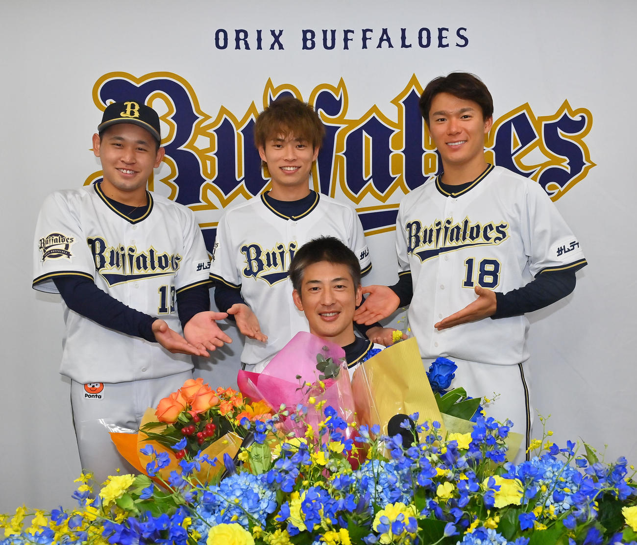 引退会見を行い（後列左から）宮城、山岡、山本から花束を贈られるオリックス能見（代表撮影）