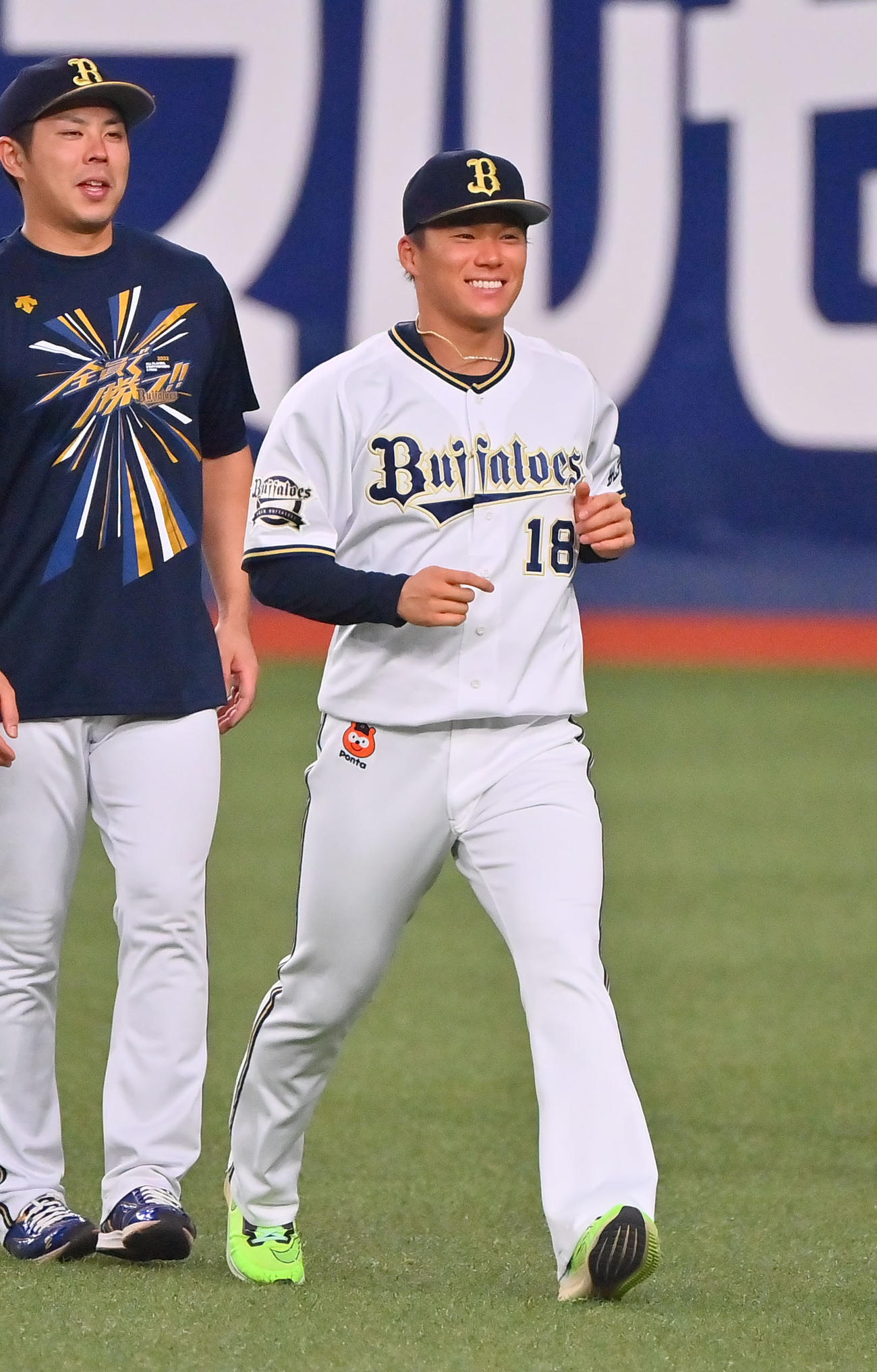 笑顔でウオームアップするオリックス山本（撮影・和賀正仁）