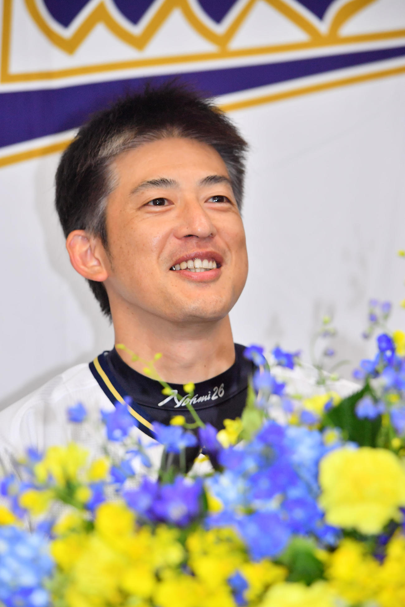 晴れ晴れとした表情で引退会見をするオリックス能見（代表撮影）