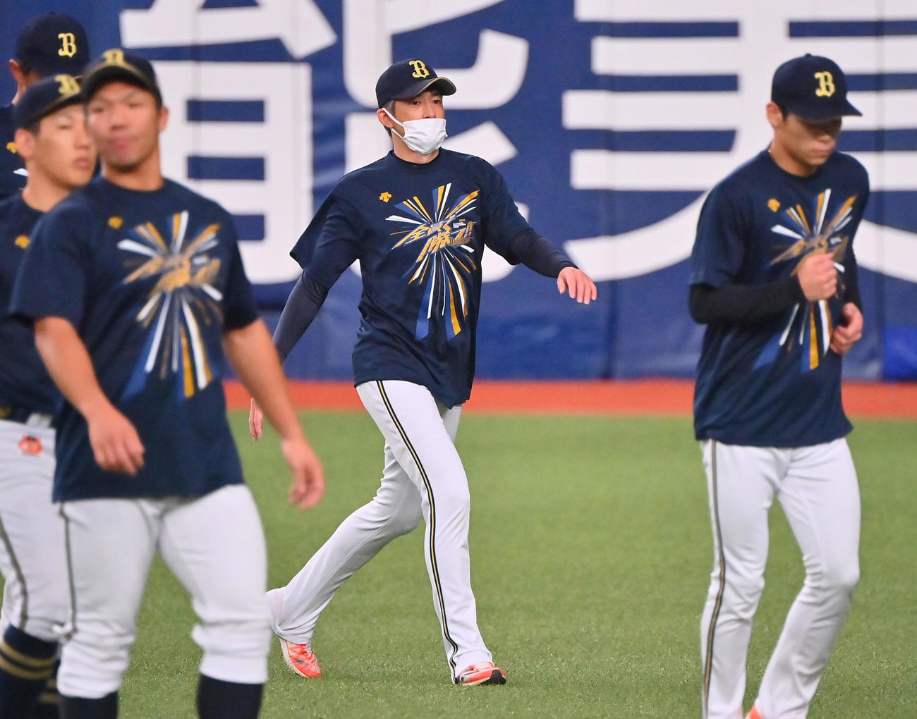 引退会見後、ナインとともにウオームアップする能見（中央）（撮影・和賀正仁）