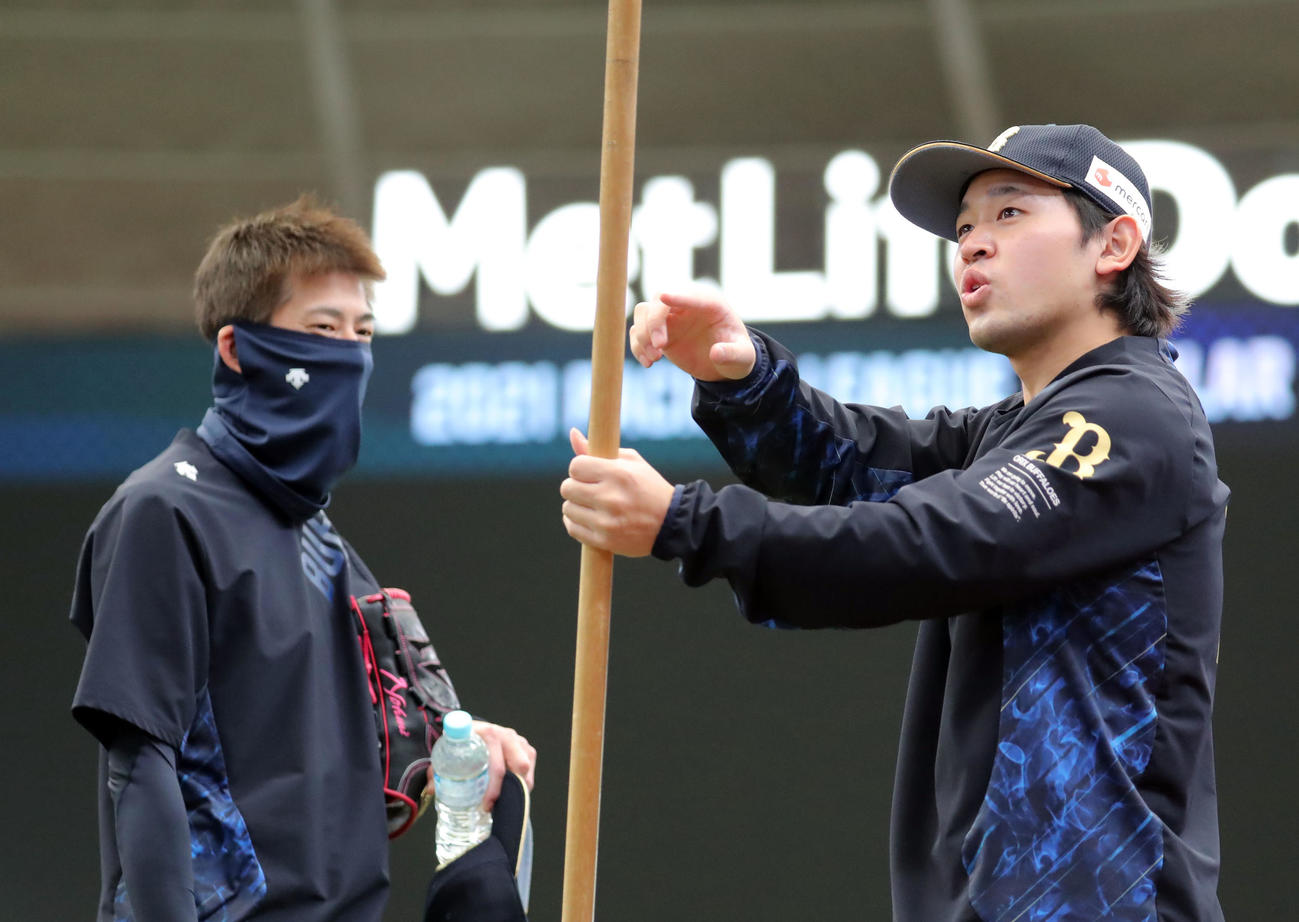 オリックス宮城（右）と能見（2021年5月4日撮影）