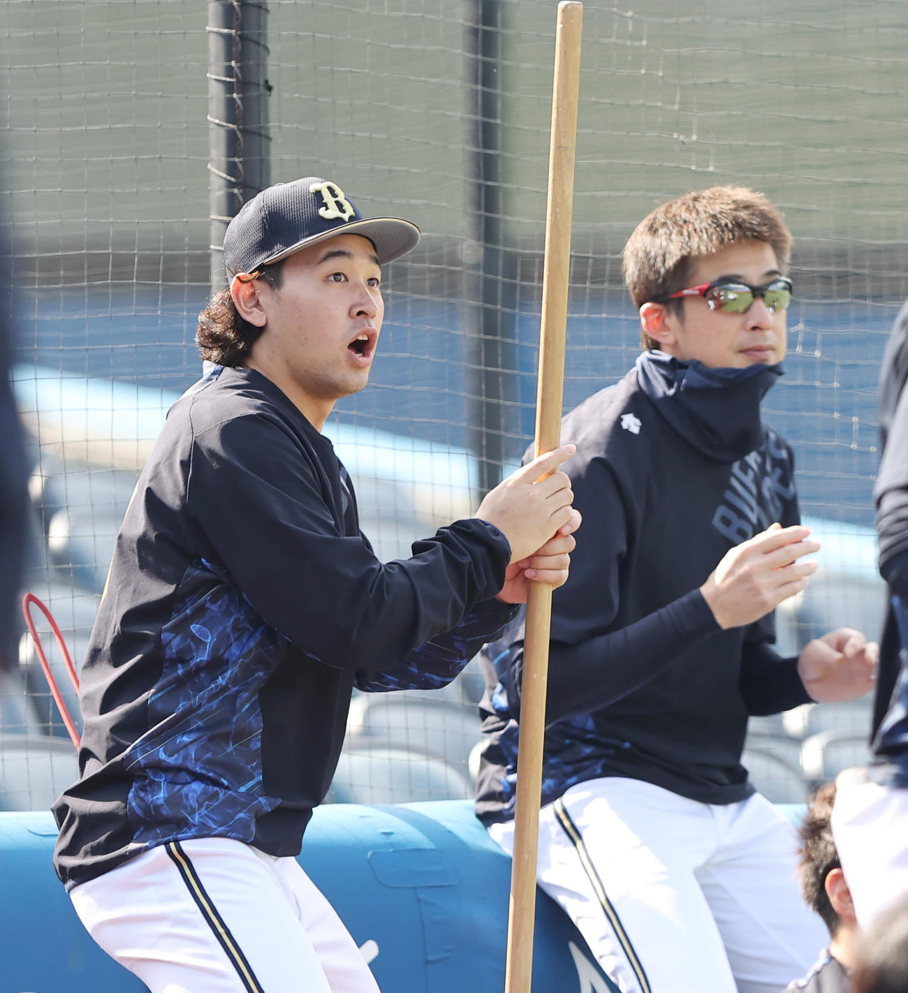 DeNA対オリックス　試合前、DeNAの打撃練習の打球が飛んできて驚くオリックス宮城（左）と能見（2021年5月25日撮影）