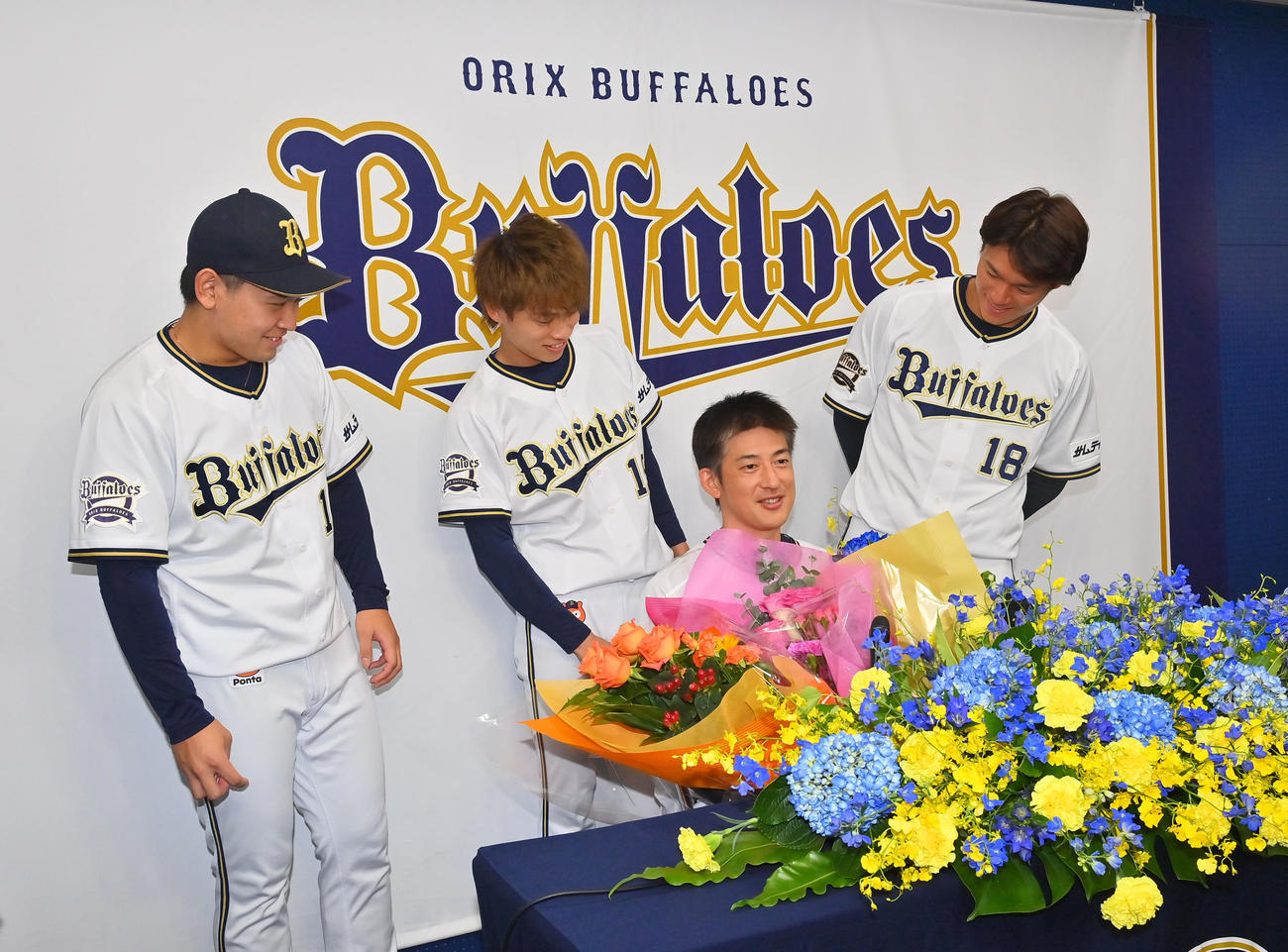 引退会見を行い（後列左から）宮城、山岡、山本から花束を贈られるオリックス能見（代表撮影）