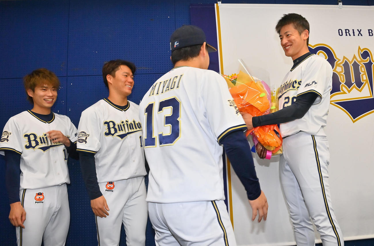 引退会見を行い（後列左から）山岡、山本、宮城から花束を贈られるオリックス能見（代表撮影）