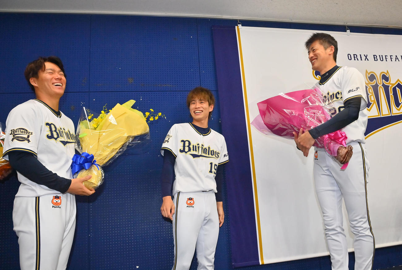 引退会見を行い（左から）山本、山岡から花束を贈られるオリックス能見（代表撮影）
