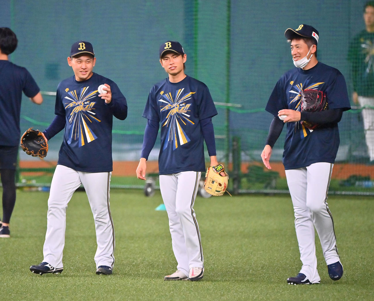 笑顔で練習に向かう左から宮城、山岡、能見（撮影・和賀正仁）
