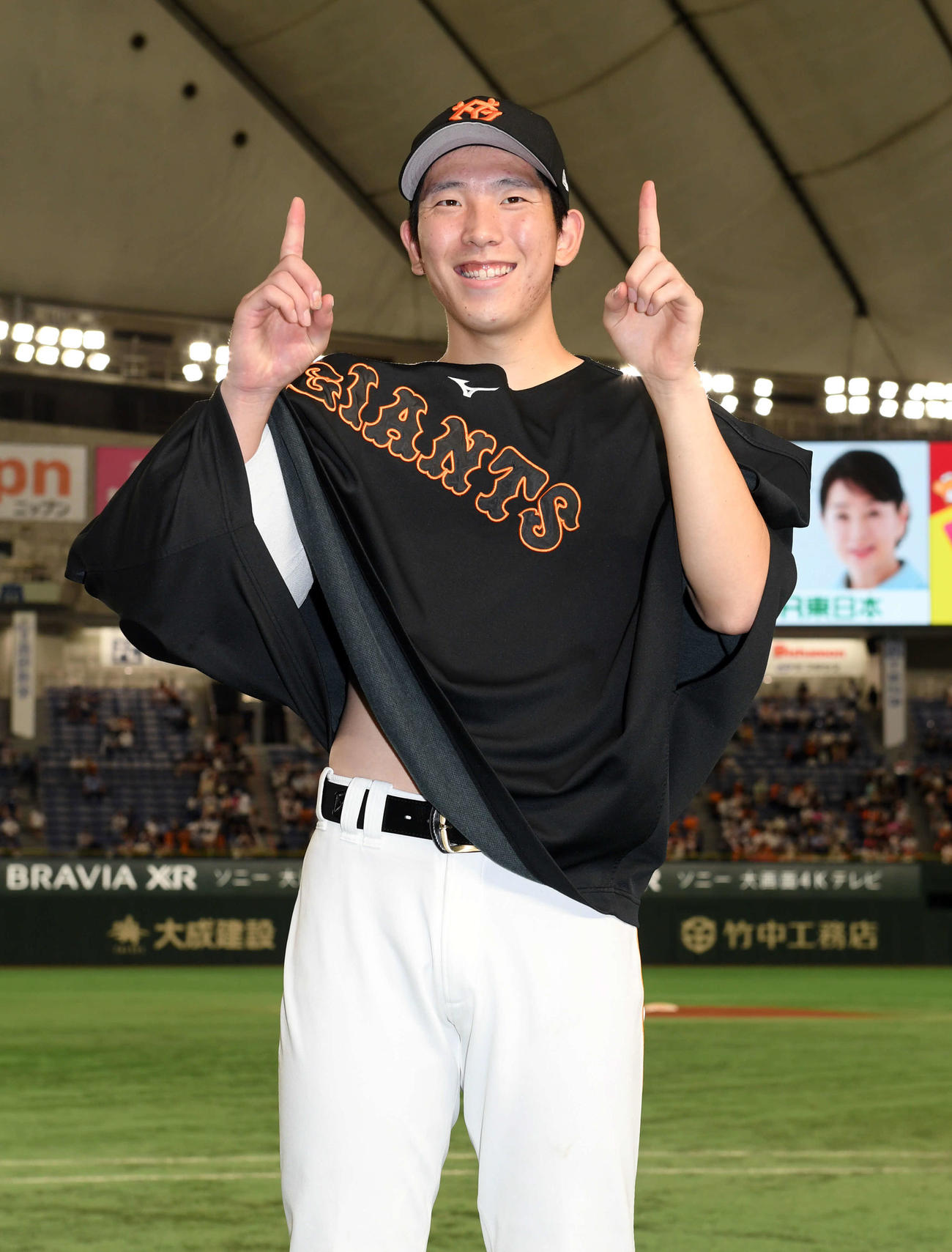 8月25日、中日戦で11勝目を飾り「11」ポーズの巨人戸郷翔征