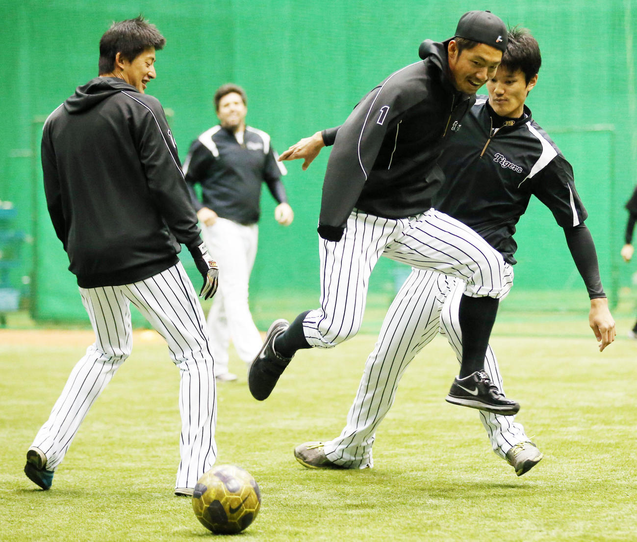 投手と野手に分かれたサッカー対決で競り合う阪神の、左から能見、鳥谷、藤浪（2015年3月2日撮影）