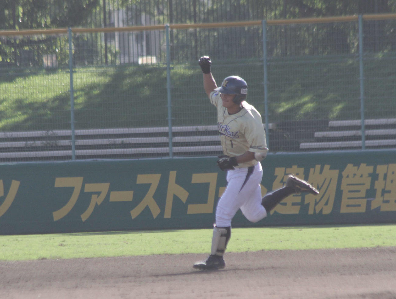 今秋ドラフト候補のNTT西日本・平良竜哉内野手は5回、2打席連続本塁打を放ってガッツポーズした
