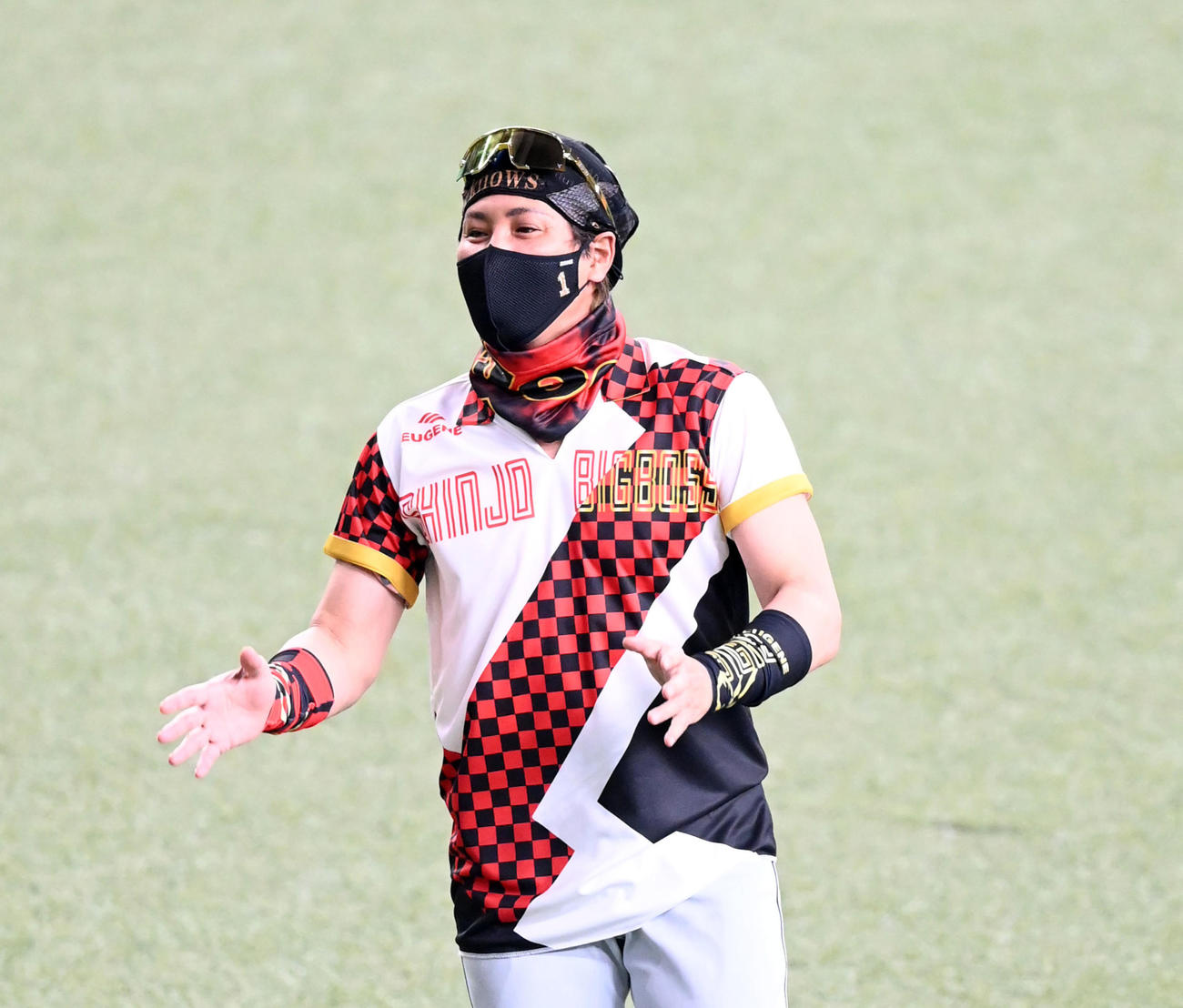 練習を見守る新庄監督（撮影・前岡正明）