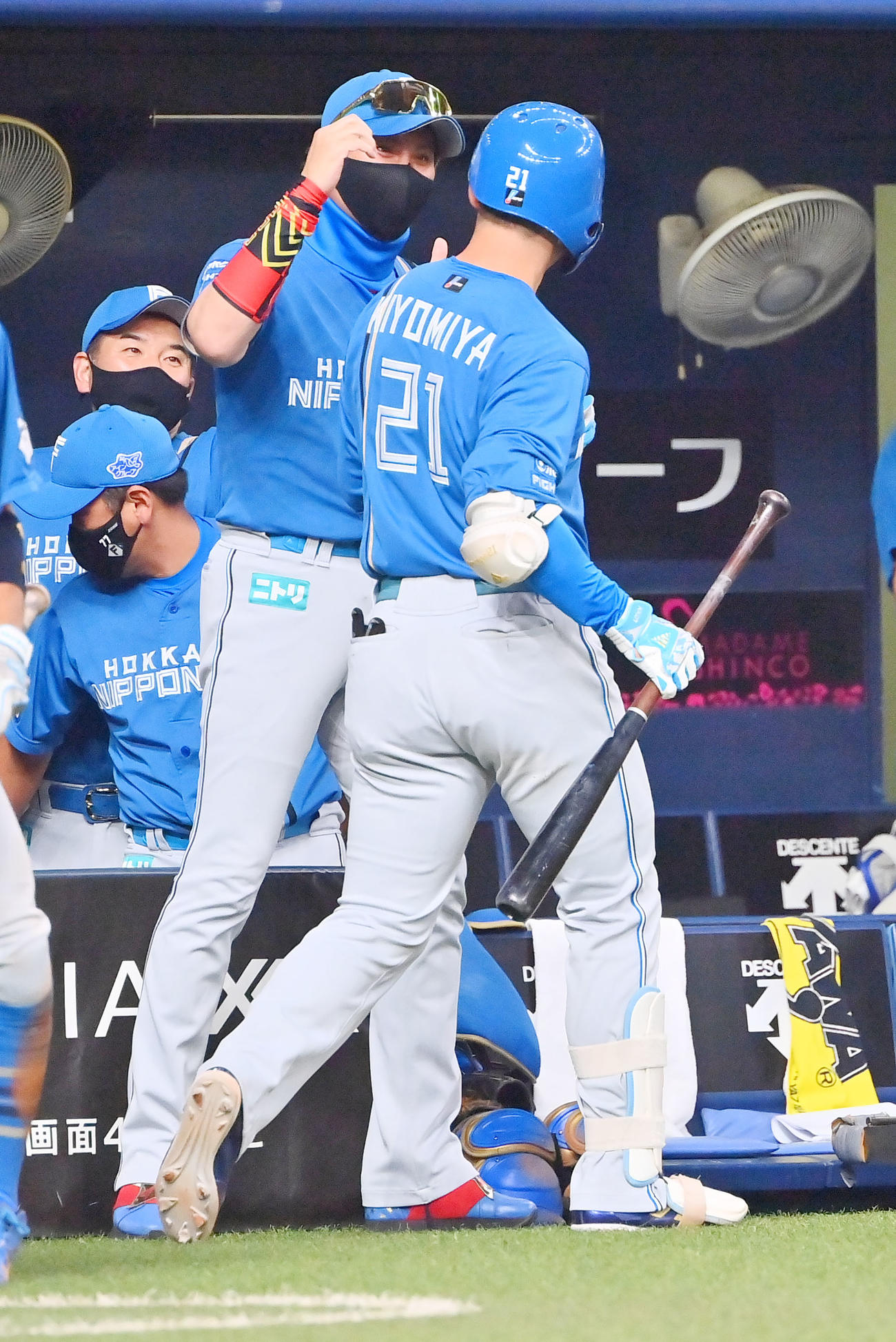 15日オリックス戦の9回、右犠飛を放った清宮を迎える日本ハム新庄監督