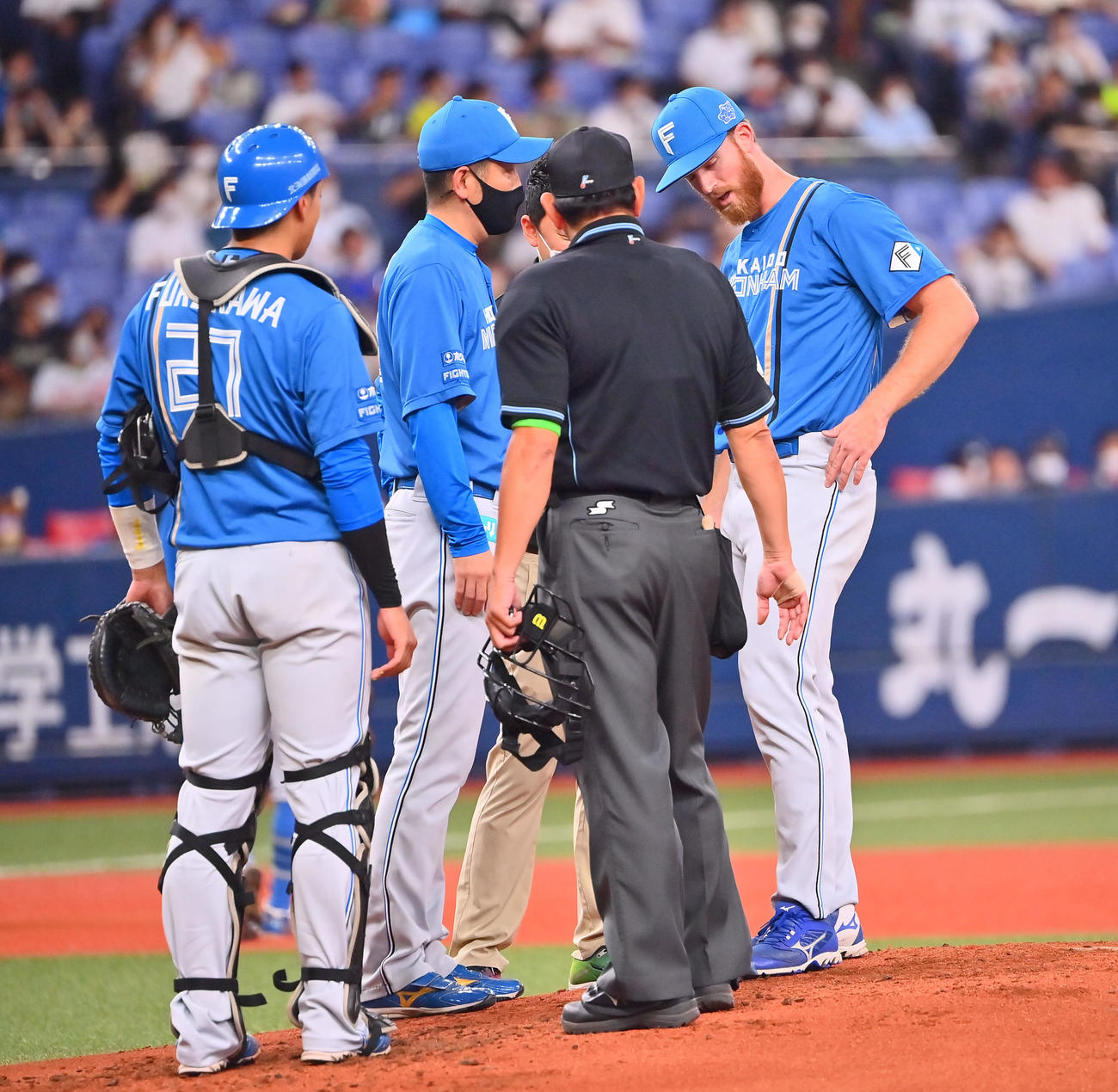 オリックス対日本ハム　2回、真鍋球審から動作について注意される日本ハム先発のメネズ（撮影・和賀正仁）