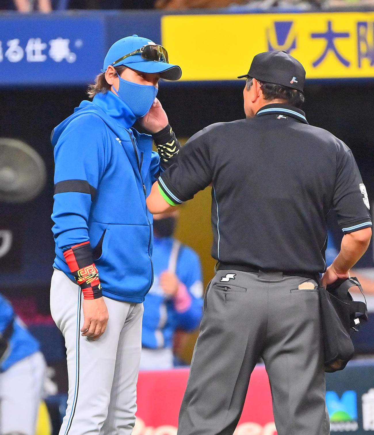 オリックス対日本ハム　日本ハム先発のメネズに対する注意について真鍋球審に確認する日本ハム新庄監督（撮影・和賀正仁）
