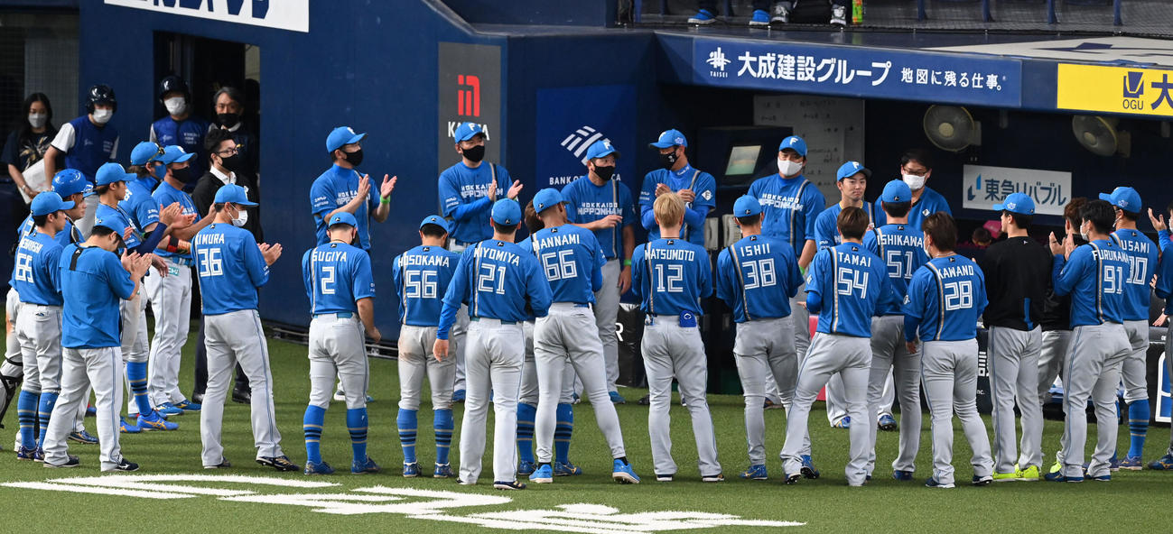 オリックス対日本ハム　オリックスに勝利、ベンチ前で喜ぶ日本ハムナイン（撮影・前岡正明）