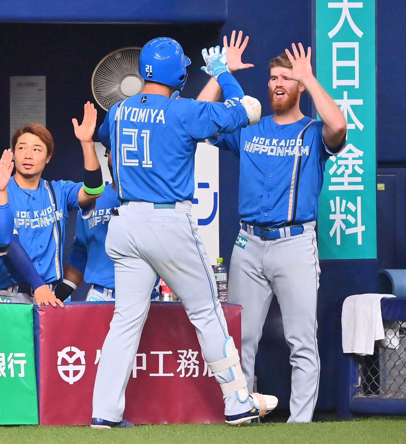 オリックス対日本ハム　5回表日本ハム2死一、二塁、右越え3点本塁打の清宮（中央）をタッチで迎えるメネズ（撮影・和賀正仁）