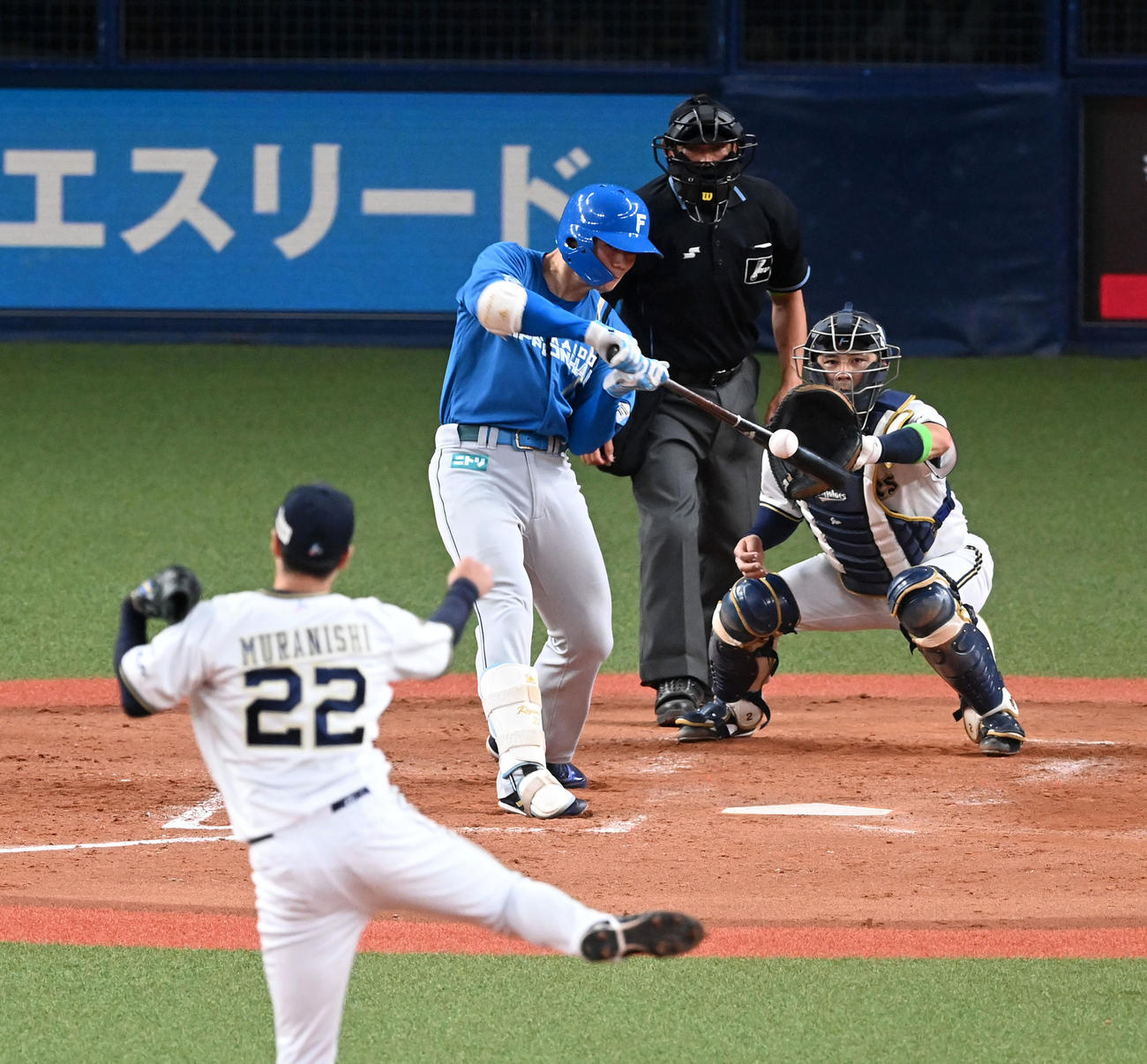 オリックス対日本ハム　5回表日本ハム2死一、二塁、清宮は右中間に3点本塁打を放つ。投手村西（撮影・前岡正明）