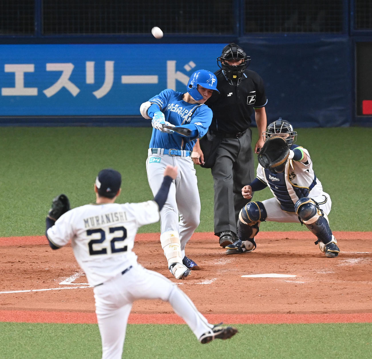 オリックス対日本ハム　5回表日本ハム2死一、二塁、清宮は右中間に3点本塁打を放つ。投手村西（撮影・前岡正明）