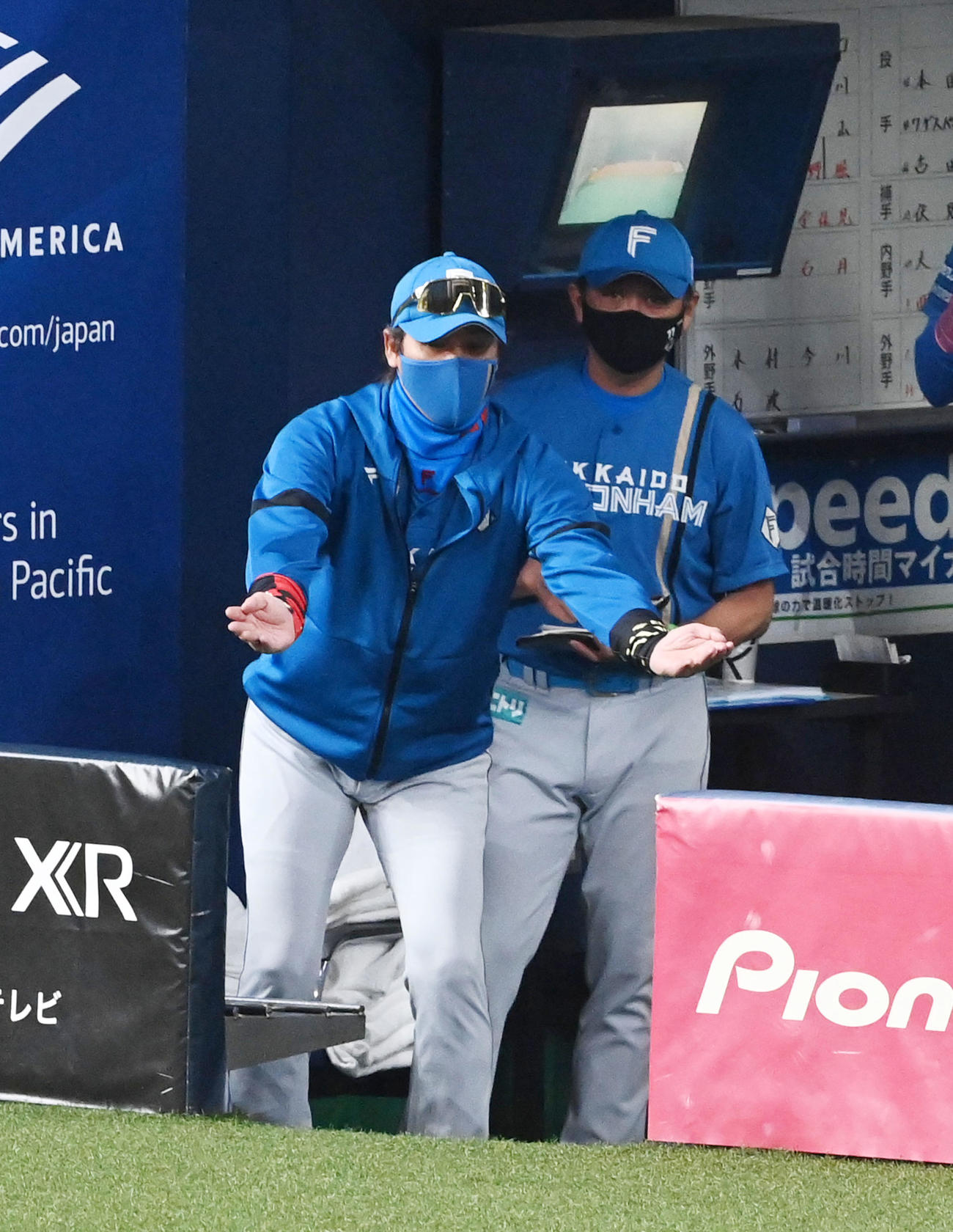 オリックス対日本ハム　5回、清宮の逆転本塁打を解説する新庄監督（撮影・前岡正明）
