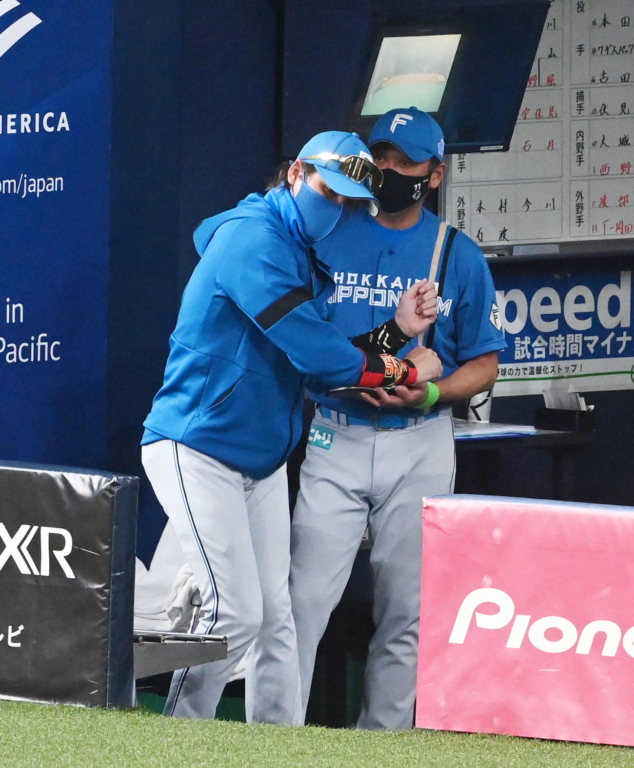 オリックス対日本ハム　5回、清宮の逆転本塁打を解説する新庄監督（撮影・前岡正明）