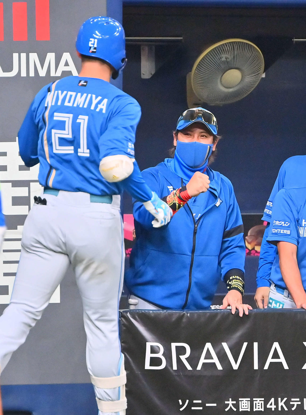 オリックス対日本ハム　5回表日本ハム2死一、二塁、右越え本塁打を放った清宮を迎える新庄監督（撮影・和賀正仁）