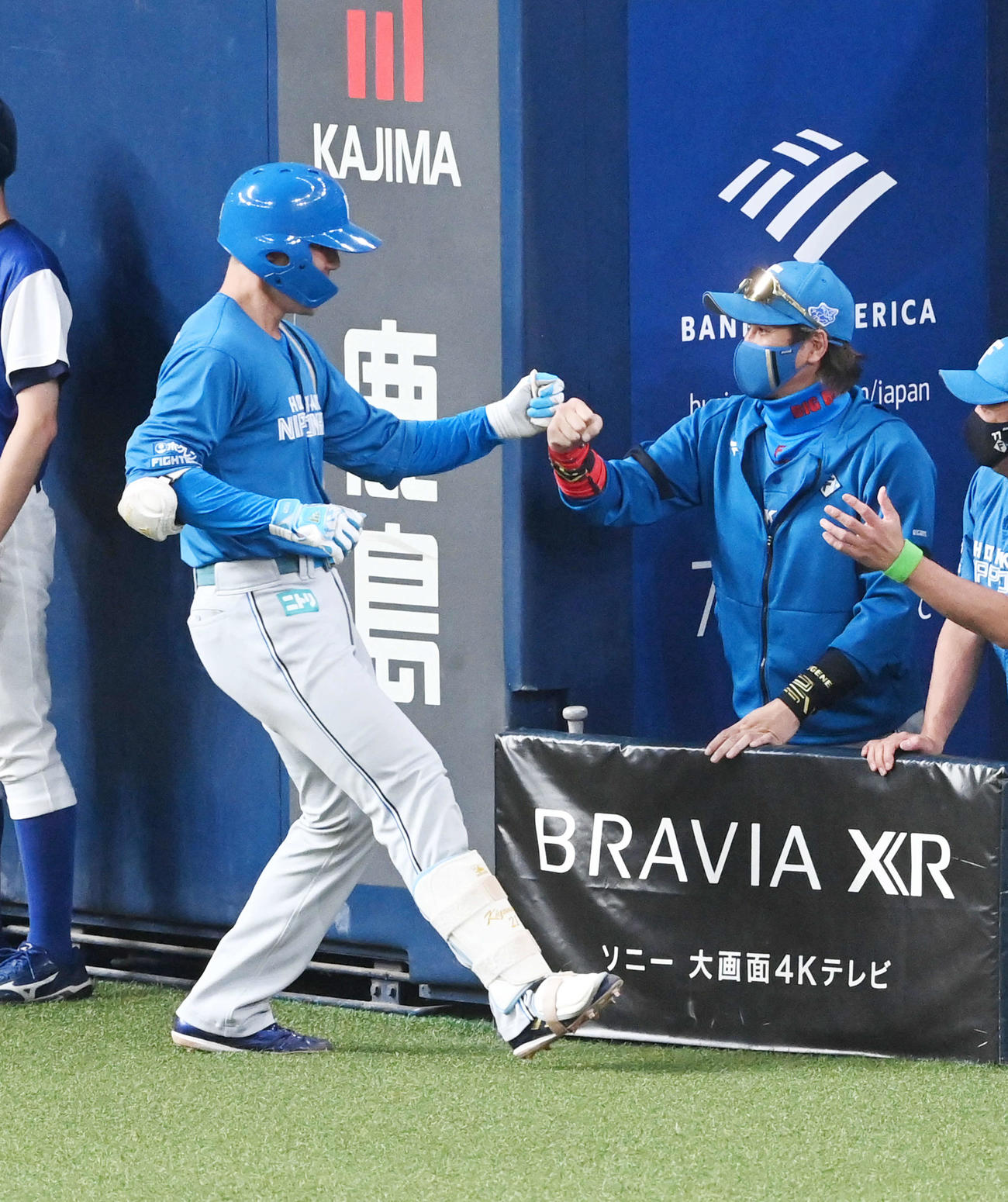オリックス対日本ハム　5回表日本ハム2死一、二塁、右中間に3点本塁打を放った清宮（左）を迎える新庄監督（撮影・前岡正明）