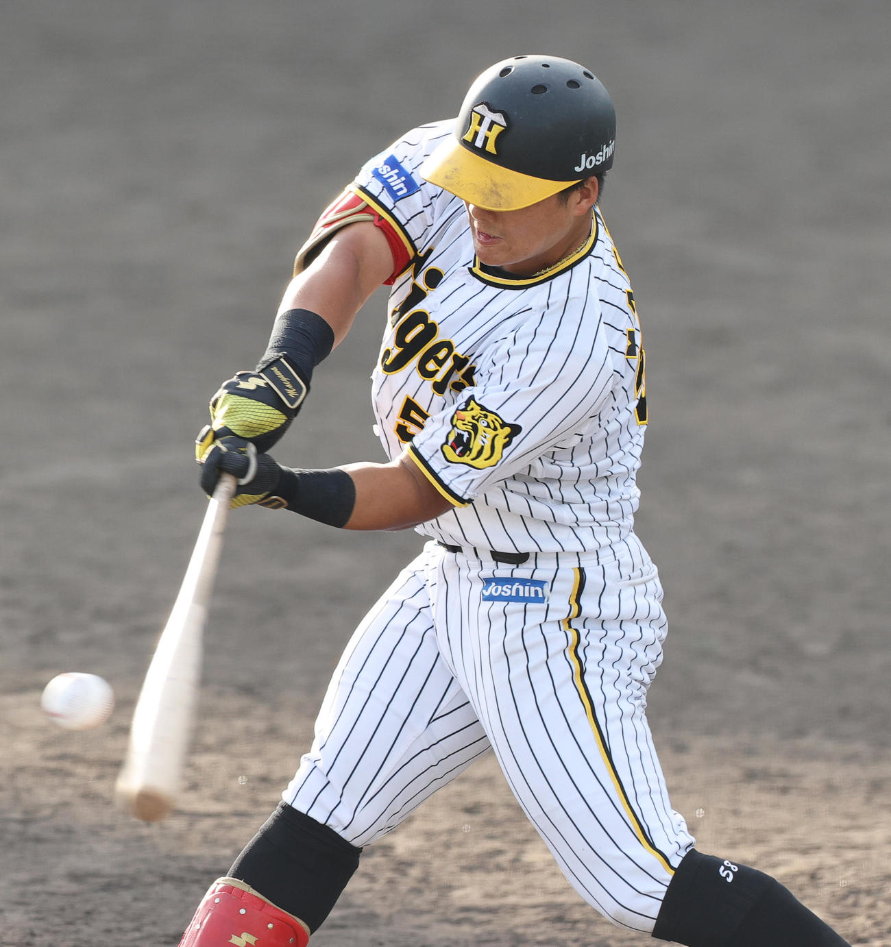 ウエスタン・リーグ阪神対ソフトバンク　9回裏阪神1死、前川は右中間越え本塁打を放つ（撮影・上山淳一）