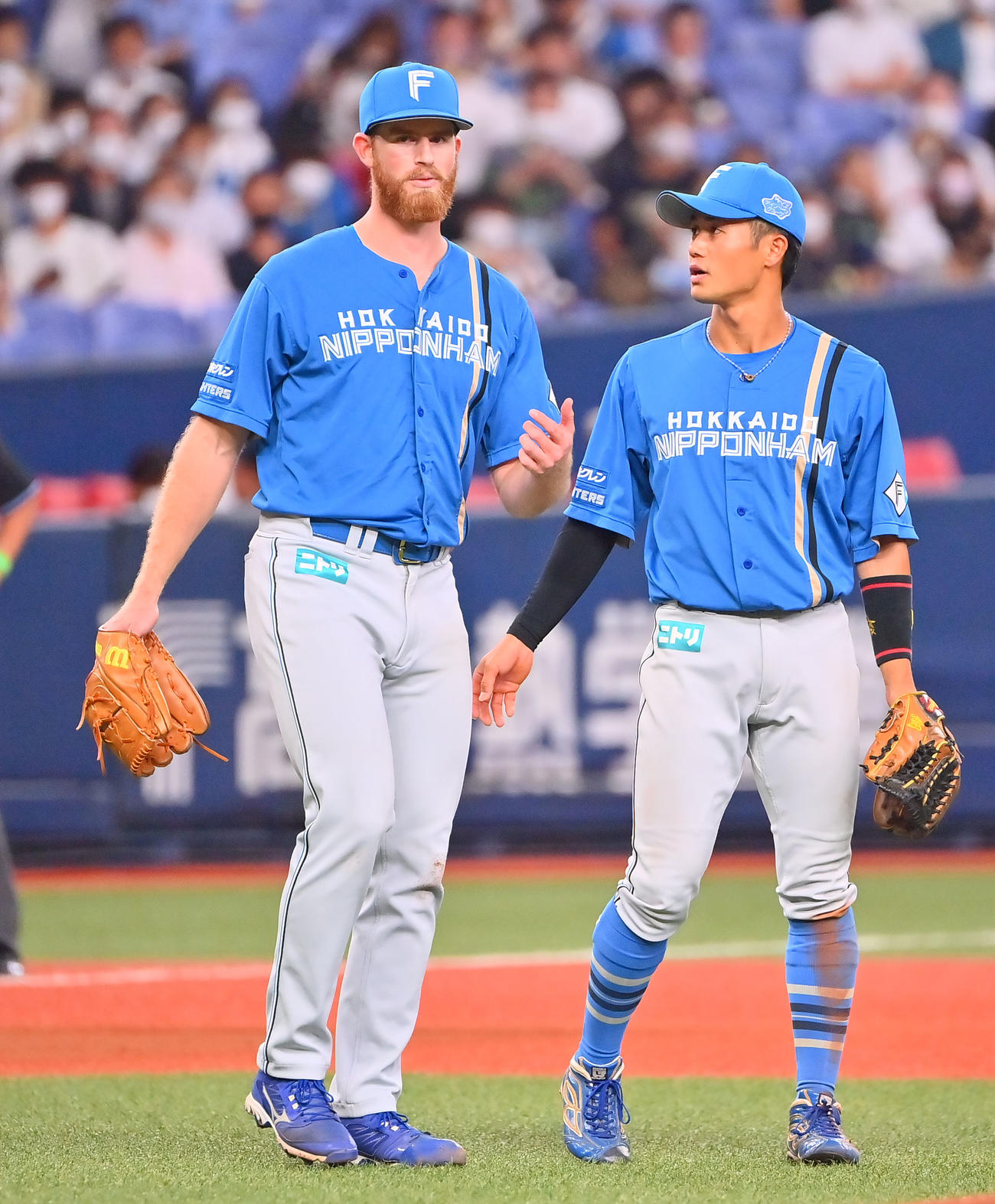 オリックス対日本ハム　アクシデントで降板する日本ハム先発のメネズ（撮影・和賀正仁）