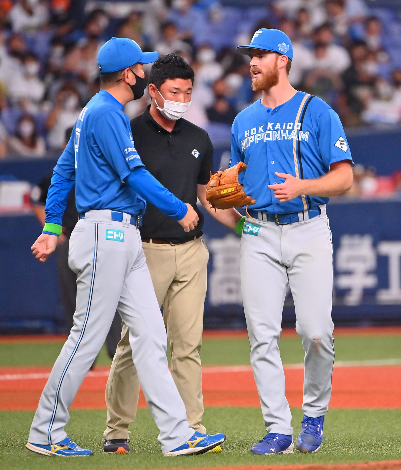 オリックス対日本ハム　アクシデントで降板する日本ハム先発のメネズ（撮影・和賀正仁）