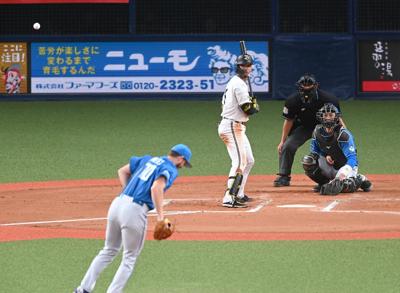 オリックス対日本ハム　6回裏オリックス2死、打者宗の時、バランスを崩したメネズ（撮影・前岡正明）