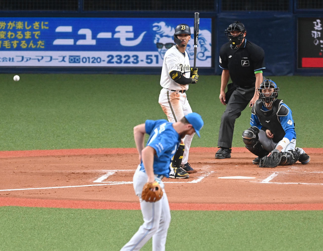 オリックス対日本ハム　6回裏オリックス2死、打者宗の時、バランスを崩したメネズ（撮影・前岡正明）
