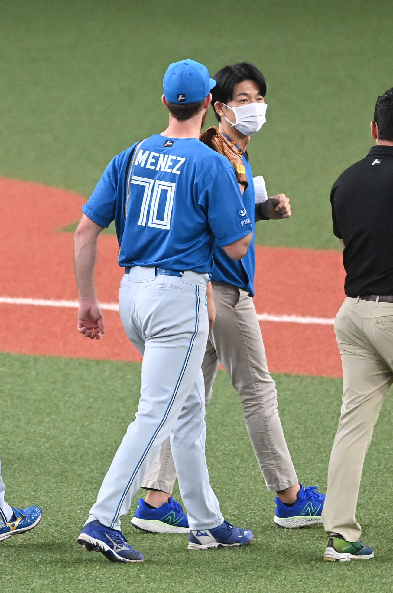 オリックス対日本ハム　6回裏オリックス2死、打者宗の時、バランスを崩したメネズは治療のためベンチに戻る（撮影・前岡正明）
