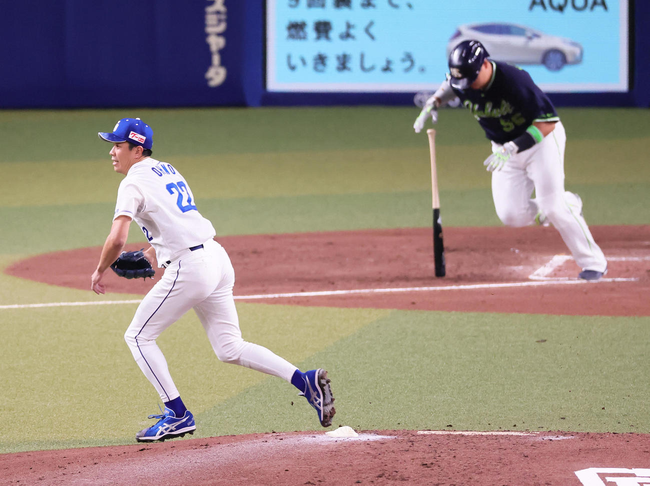 中日対ヤクルト4回表ヤクルト1死、村上（右）を二ゴロに仕留めた大野雄（撮影・足立雅史）