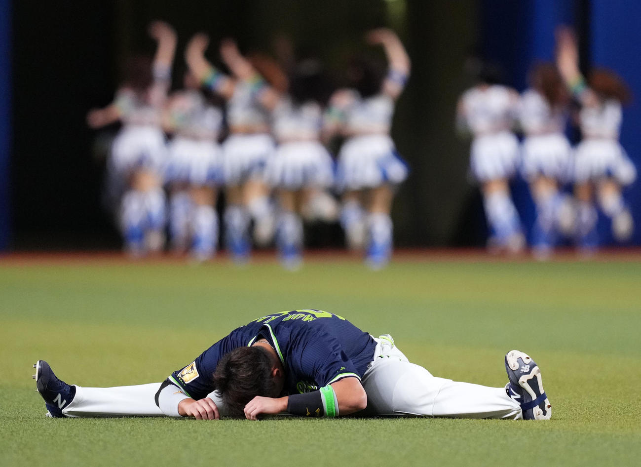 柔らか～い　試合前、ストレッチをするヤクルト村上（撮影・横山健太）