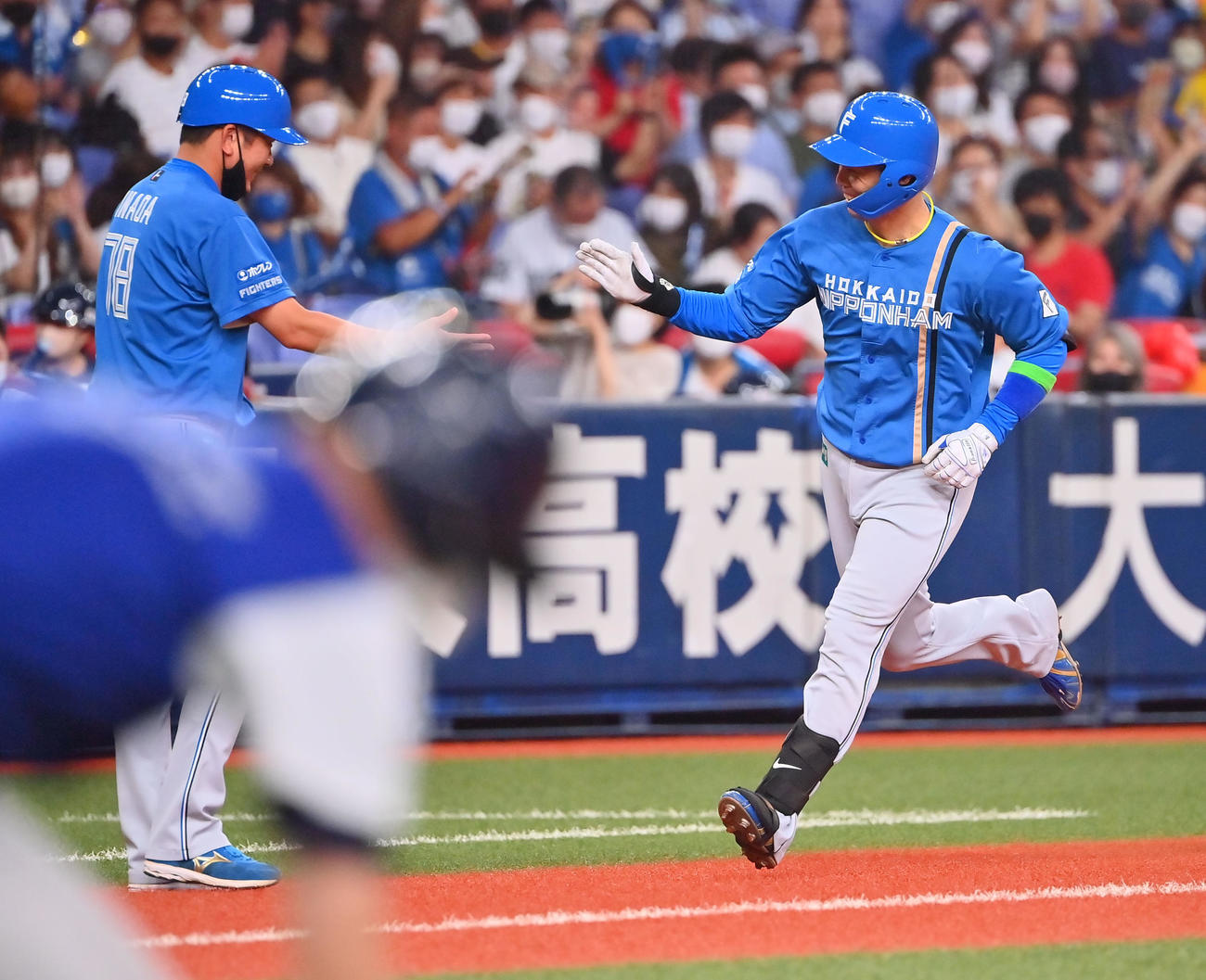 オリックス対日本ハム　8回表日本ハム無死、本塁打を放った谷内は三塁を回る（撮影・和賀正仁）