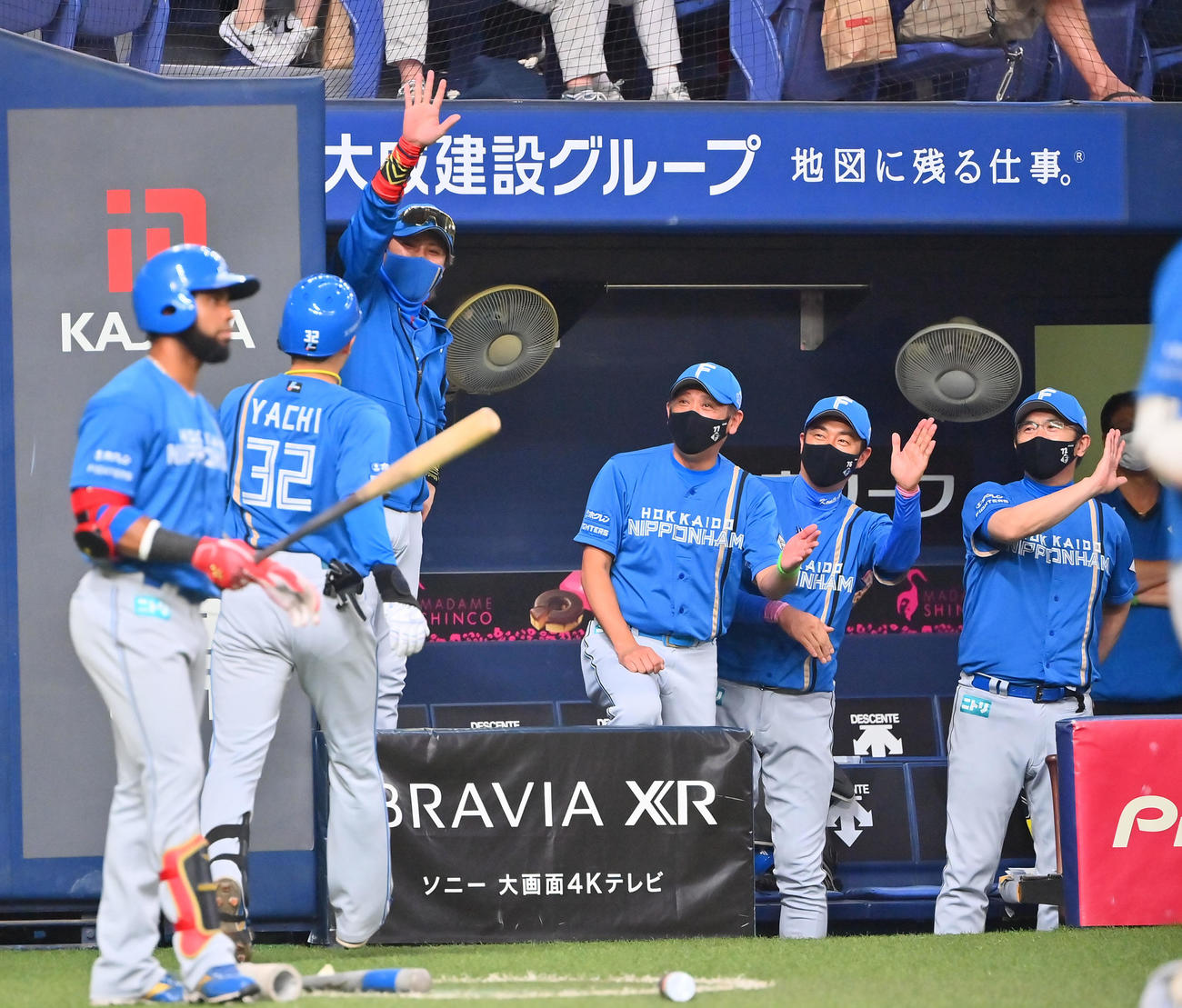オリックス対日本ハム　8回表日本ハム無死、本塁打を放った谷内を迎える日本ハム新庄監督（撮影・和賀正仁）