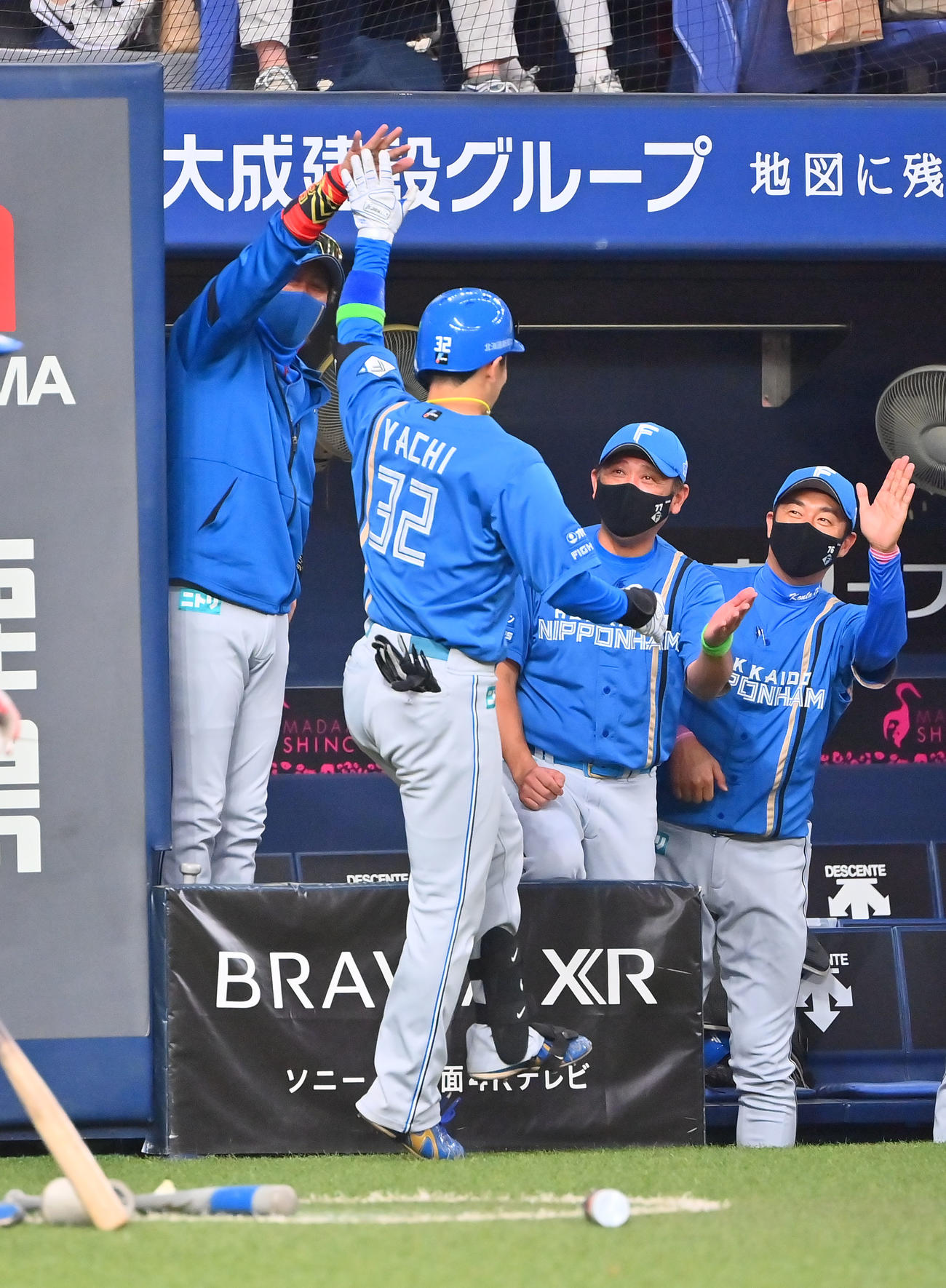 オリックス対日本ハム　8回表日本ハム無死、本塁打を放った谷内を迎える日本ハム新庄監督（撮影・和賀正仁）
