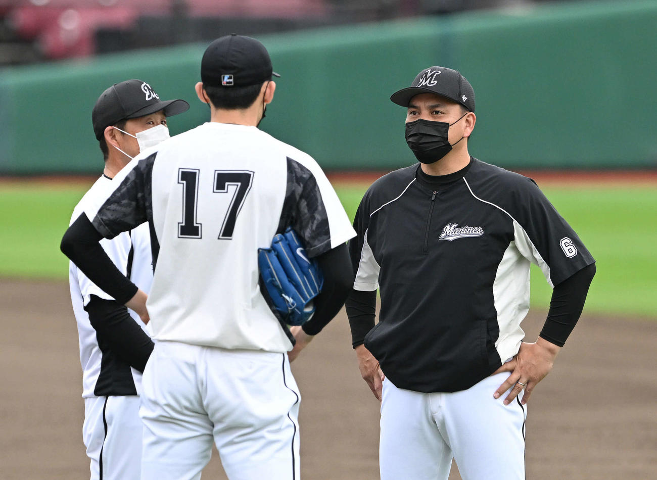 ロッテ井口資仁監督、佐々木朗希（中央）（2022年8月4日撮影）