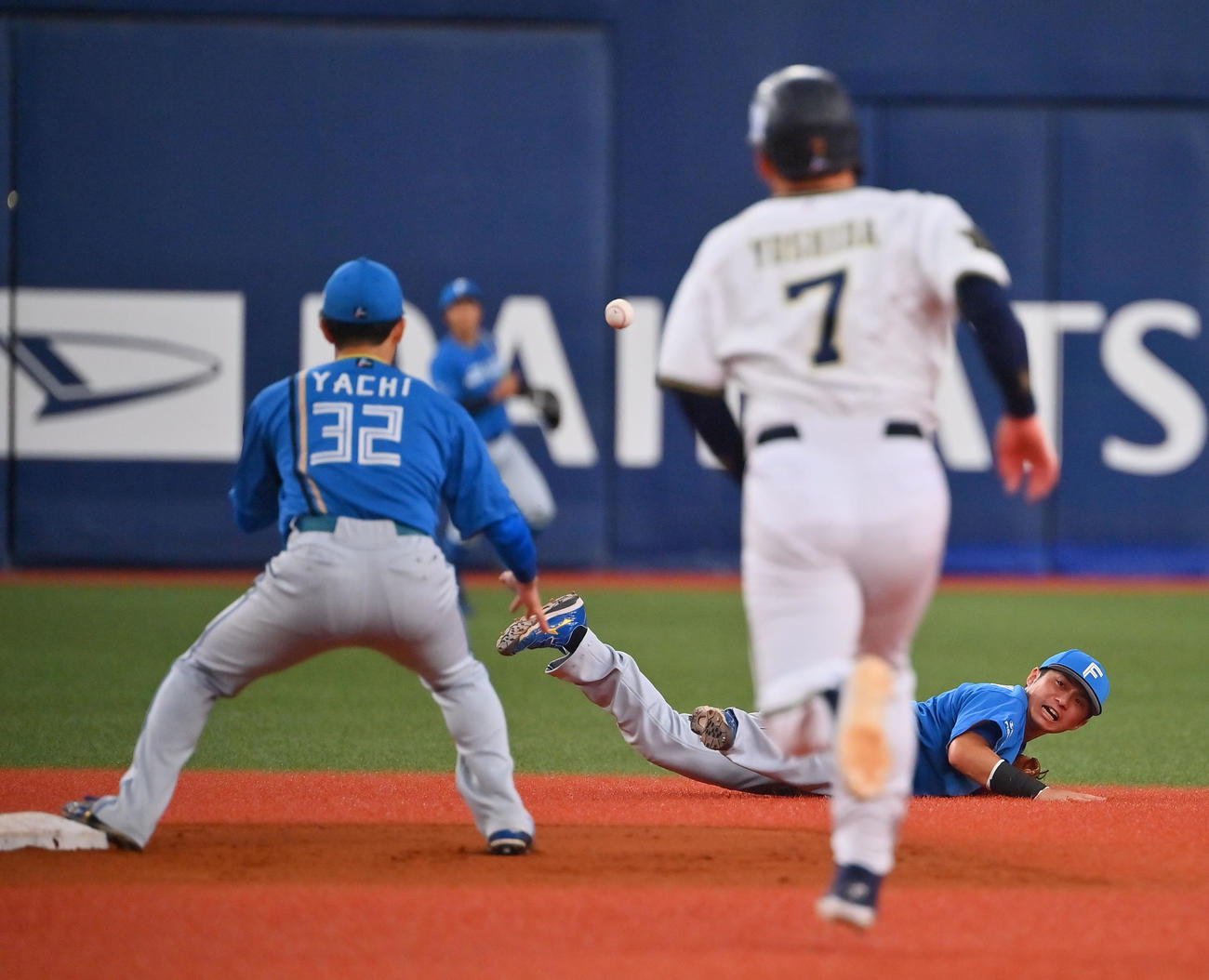 オリックス対日本ハム　8回裏オリックス無死一塁、頓宮の打球を好捕し二塁にトスする遊撃手上川畑（撮影・和賀正仁）