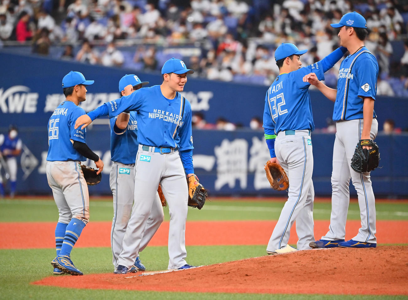 オリックス対日本ハム　オリックスに勝利しタッチを交わす清宮ら日本ハムナイン（撮影・和賀正仁）
