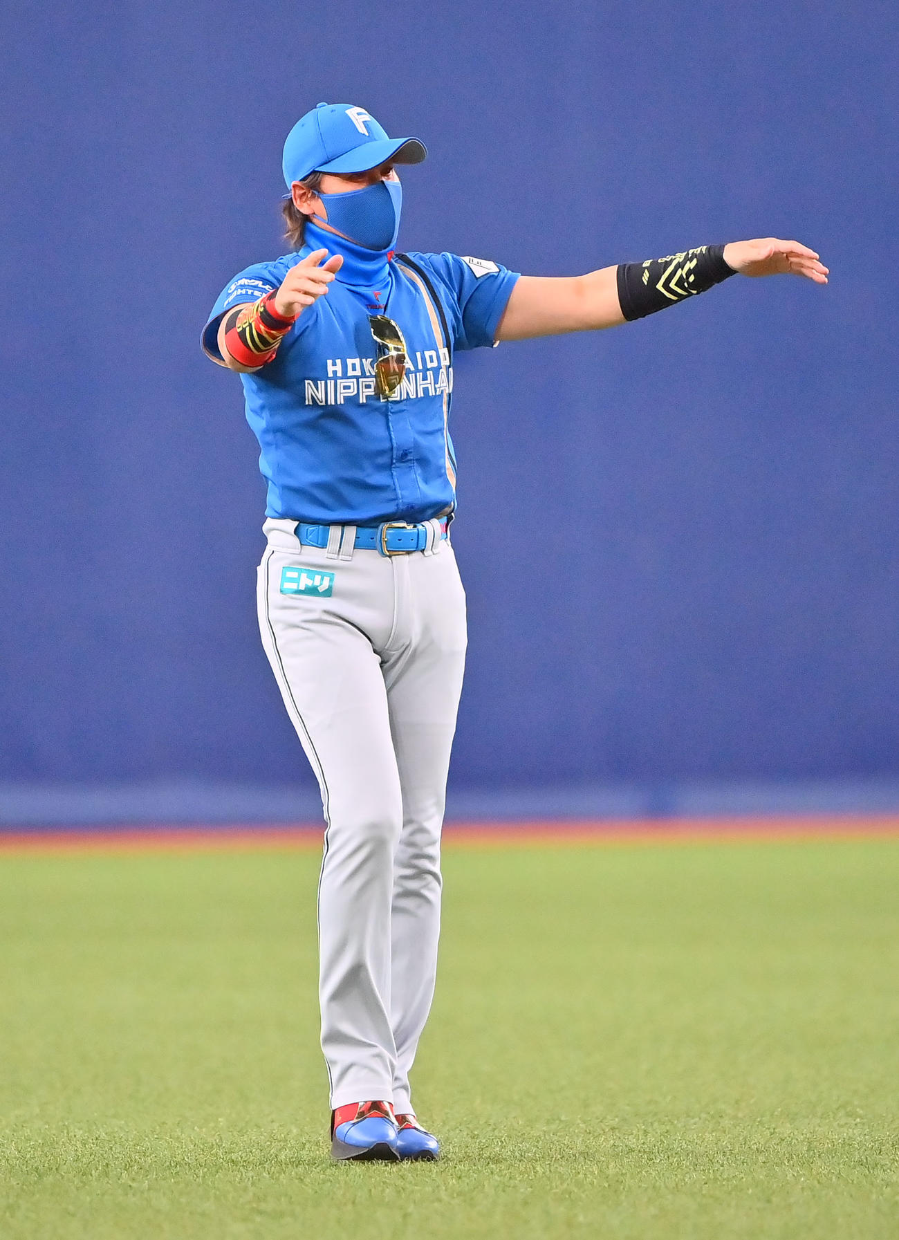 オリックス対日本ハム　京セラドームでの最終戦を終え、ファンに手を振る日本ハム新庄監督（撮影・和賀正仁）