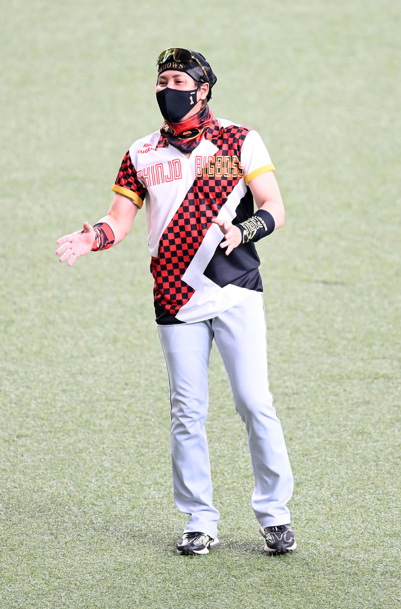 オリックス対日本ハム　練習を見守る新庄監督（撮影・前岡正明）