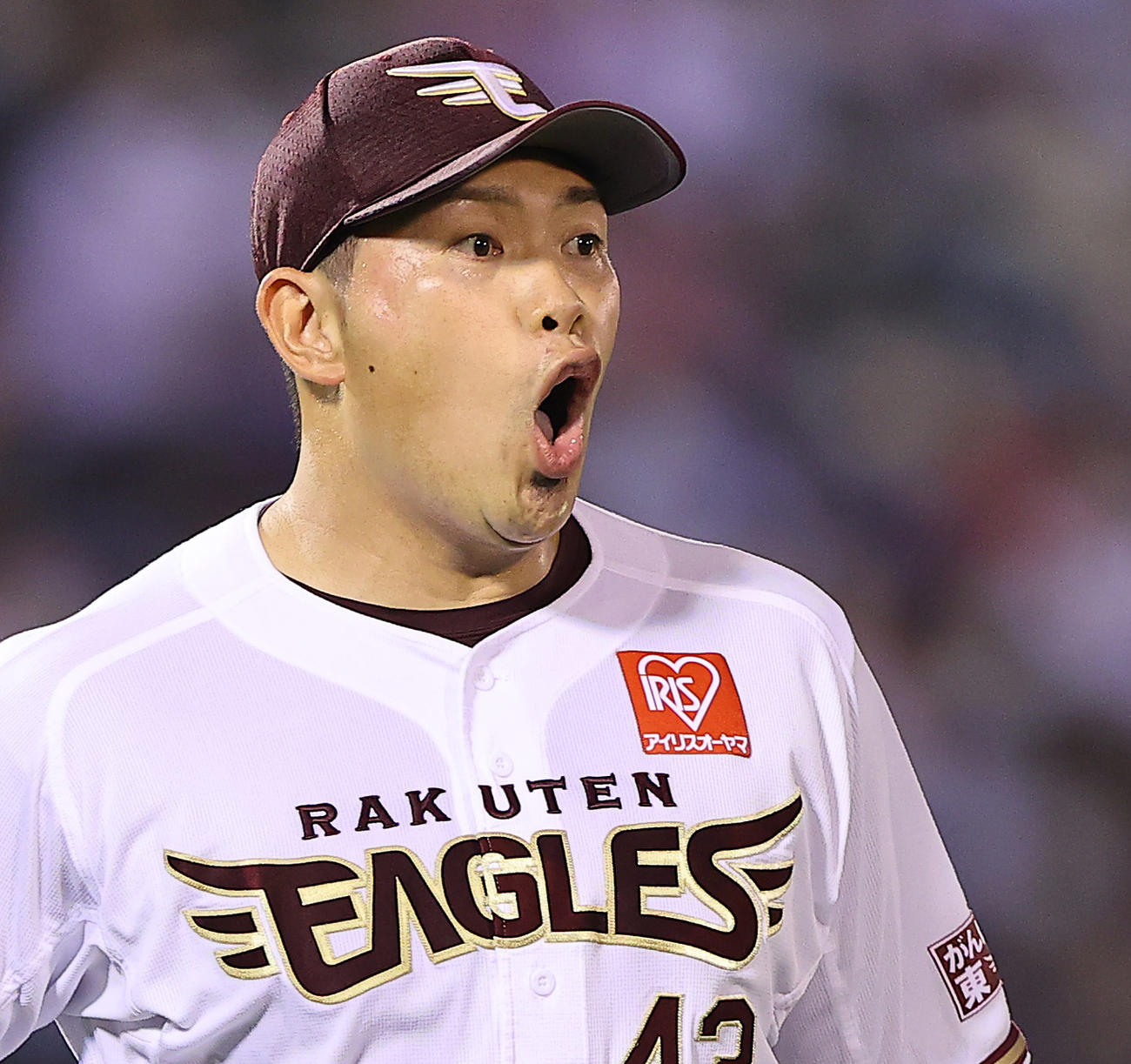 楽天対ソフトバンク　7回表ソフトバンク1死、三森大貴の打球に驚く宋（撮影・垰建太）