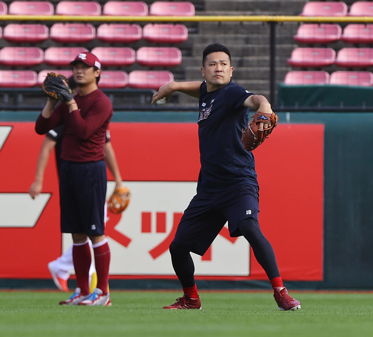 楽天対ソフトバンク　試合前、並んで投球練習する楽天田中将（右）と涌井（撮影・垰建太）