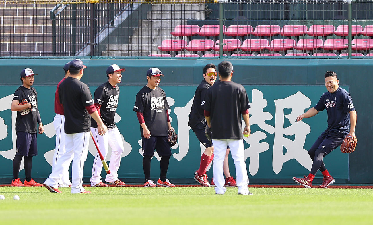楽天対ソフトバンク　試合前、リラックスした表情で練習に臨む田中将（右）ら楽天ナイン（撮影・垰建太）