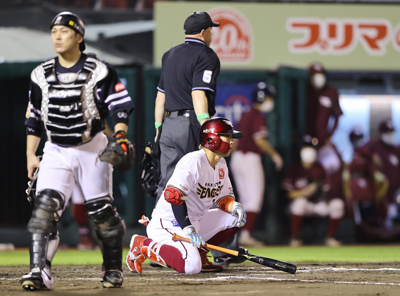 楽天対ソフトバンク　6回裏楽天1死二、三塁、スクイズを仕掛けるも失敗した鈴木大は座込みぼうぜんとする（撮影・垰建太）