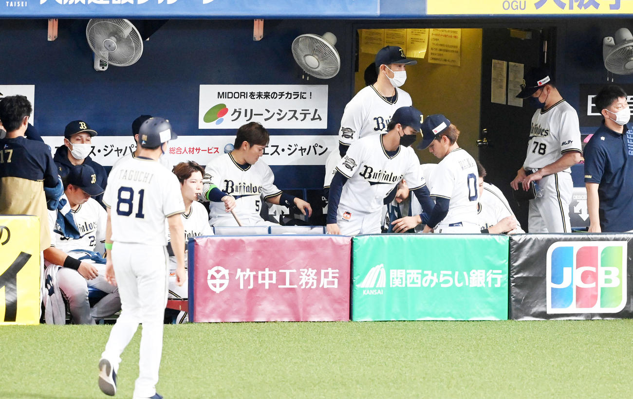 オリックス対日本ハム　日本ハムに敗れがっくりする中嶋監督（右）らオリックスナイン（撮影・前岡正明）