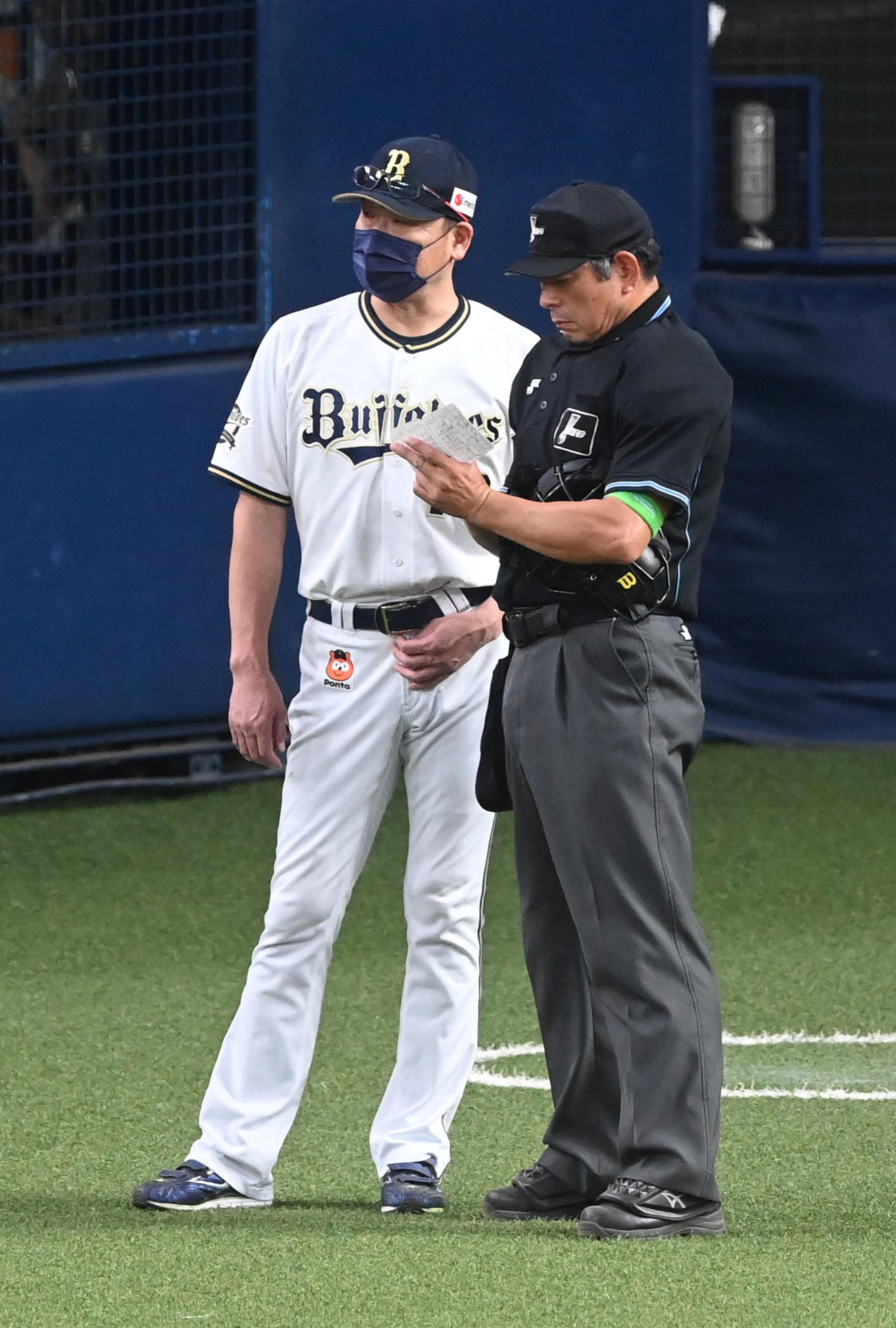 オリックス対日本ハム　8回、交代を告げる中嶋監督（撮影・前岡正明）